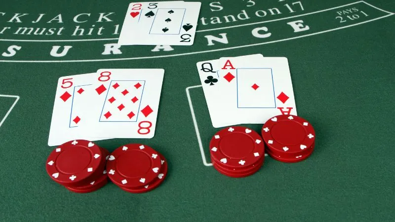 Luật chơi Blackjack cơ bản và chi tiết: Dành cho người mới 3 Những nguyên tắc chiến thuật căn bản trong Blackjack